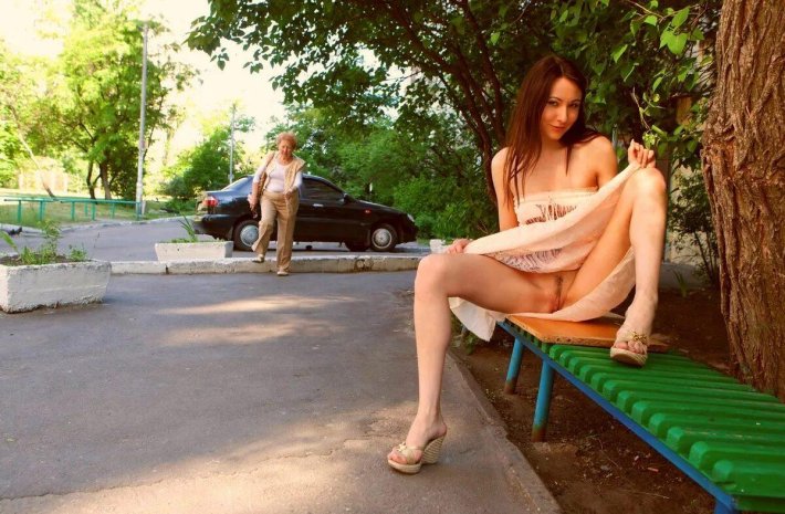 Девушка показывает киску на улице