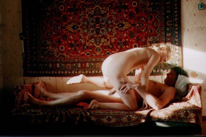 Голые девки на фоне ковра