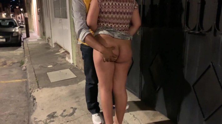 Бабу голую лапают на улице