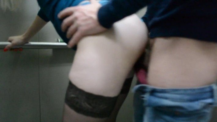 Секс в подъезде