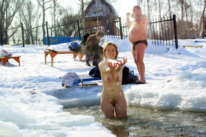 Купание в проруби на крещение голышом