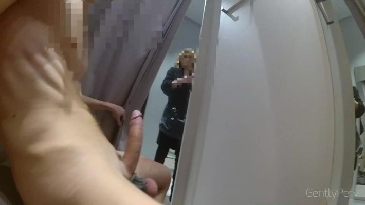 Мастурбация в примерочной