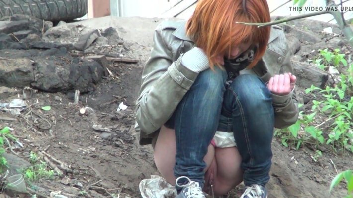 Девушки ссут за гаражами.