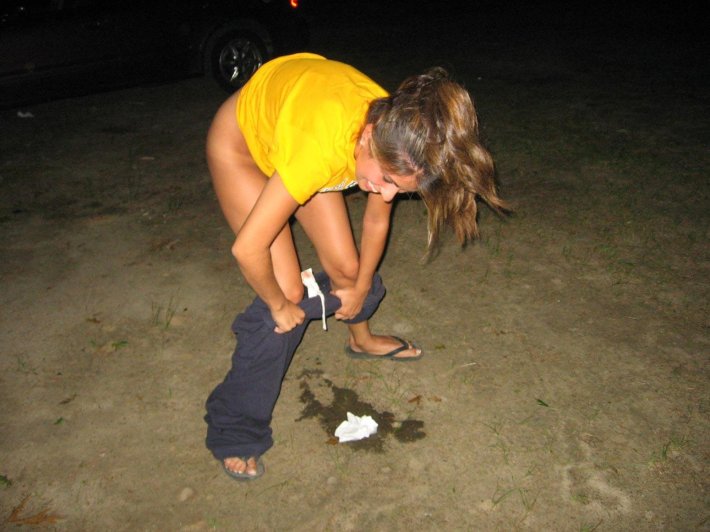 Девушка пописала на улице