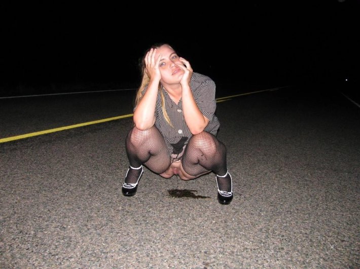 Девушка ссыт на трассе