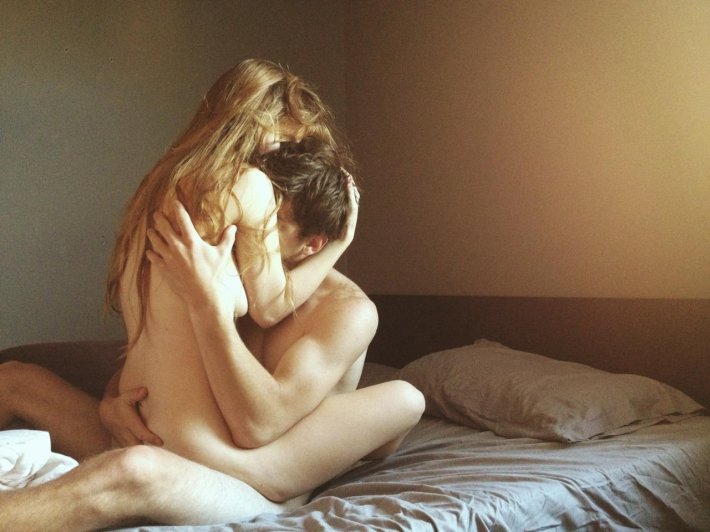 Голые обнимаются в кровати