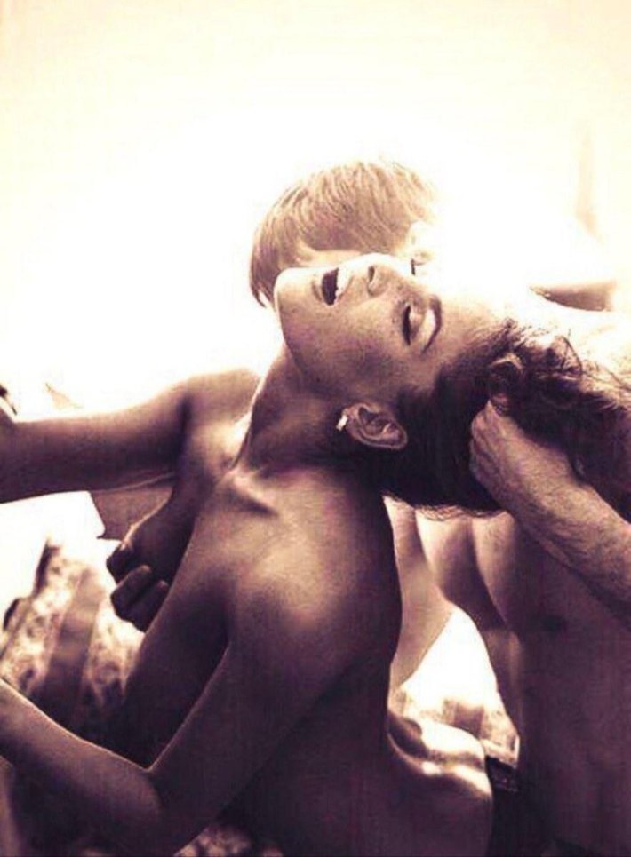 Страстный поцелуй голые