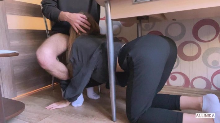 Сосет под столом порно