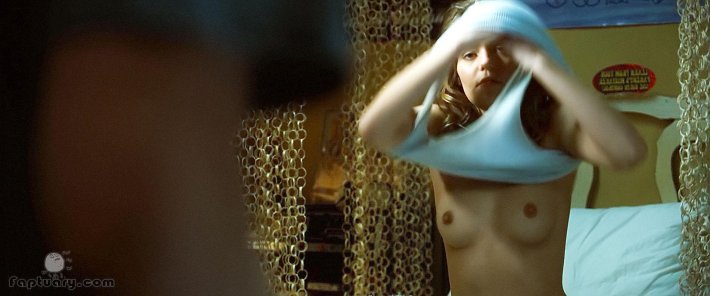 Hanna Hall голая в фильме Хэллоуин