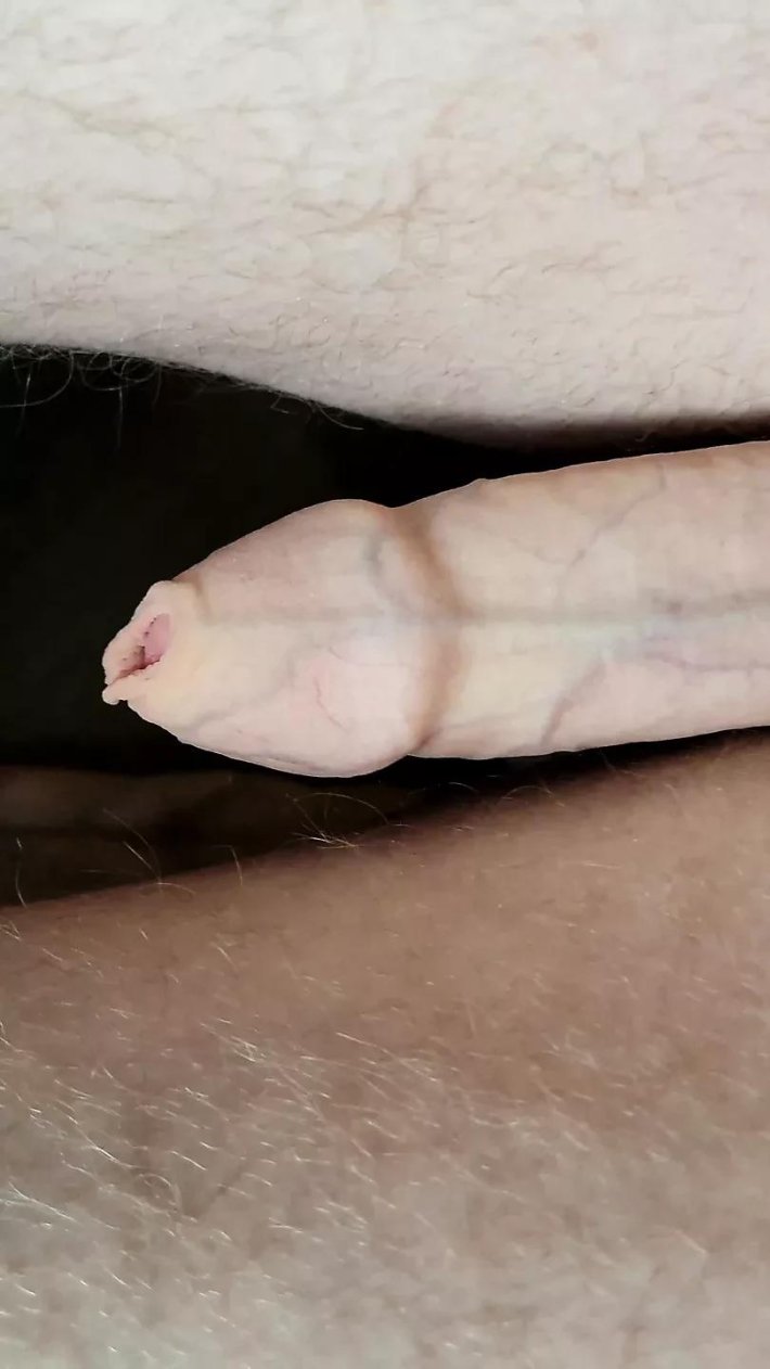 Реалистичный пенис с крайней плотью