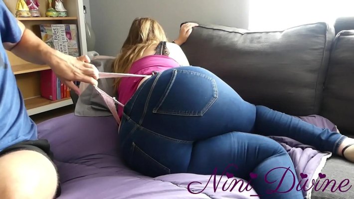 Потрясающая задница Nini Divine