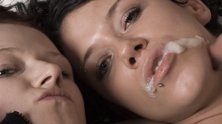 Красивый женский поцелуй+сперма