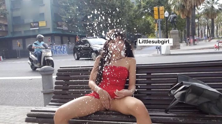 Девушка сквиртит в общественном месте