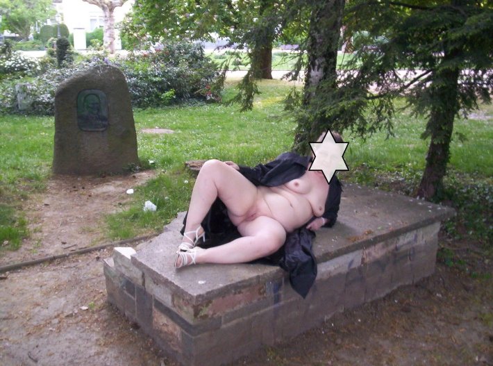Девушка разделась на кладбище