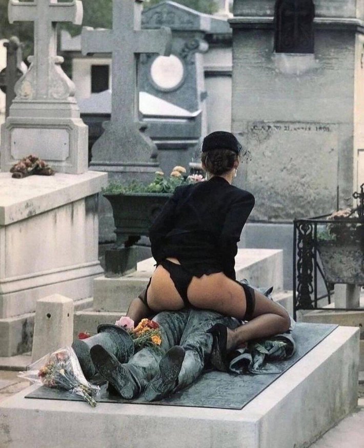 Могила Виктора Нуара в Париже