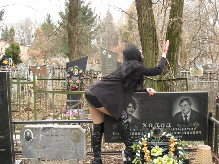 Девушки оскверняют могилы