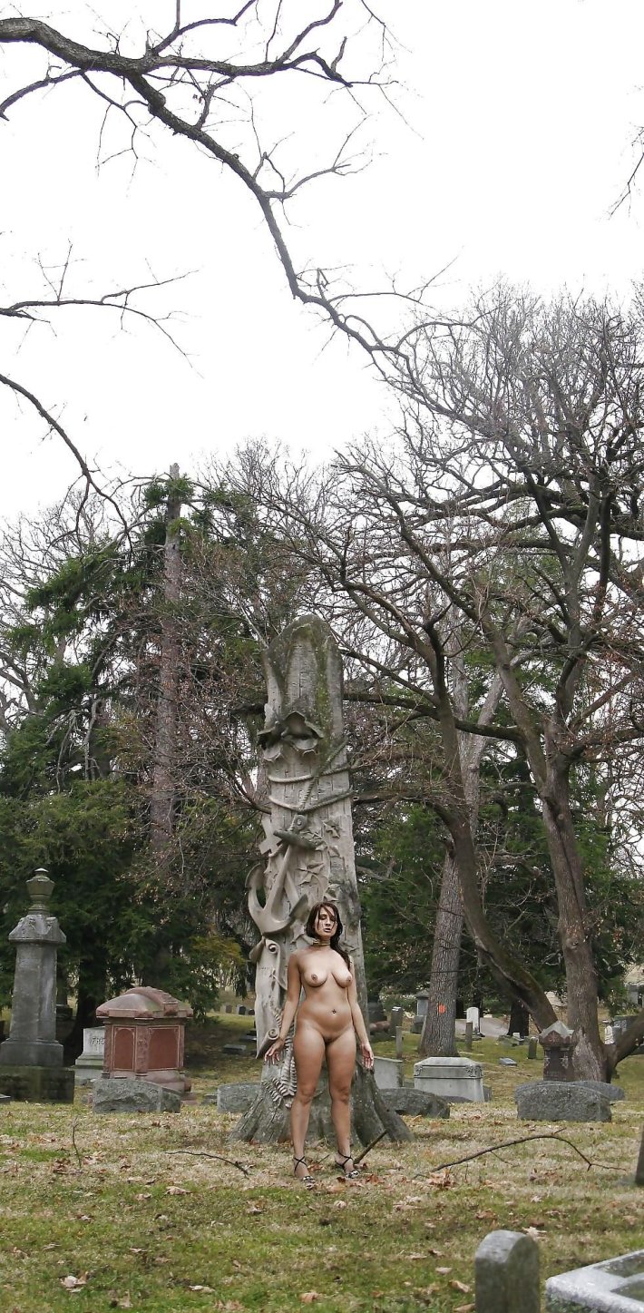 Трах голых на кладбище