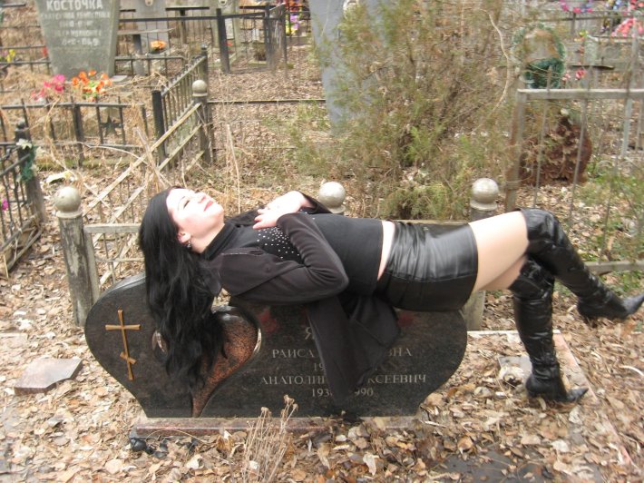 Эротическая фотосессия на кладбище