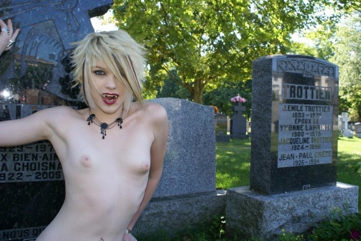 Девушка разделась на кладбище