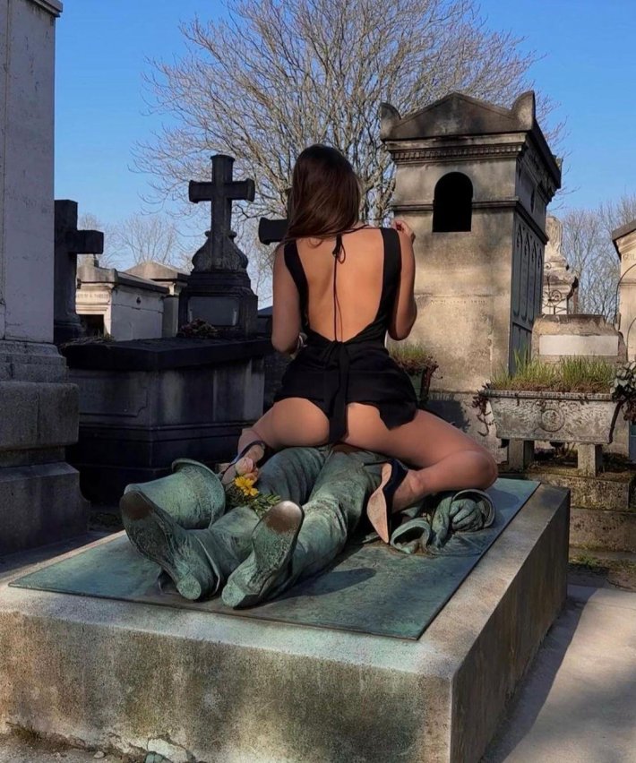 Виктора Нуара на кладбище пер-Лашез