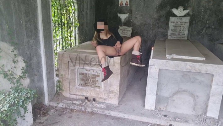 Порнография на кладбище