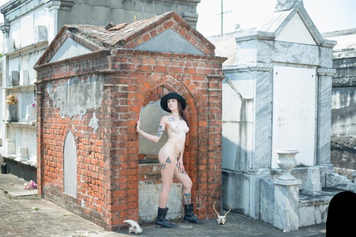 Эротическая фотосессия на кладбище