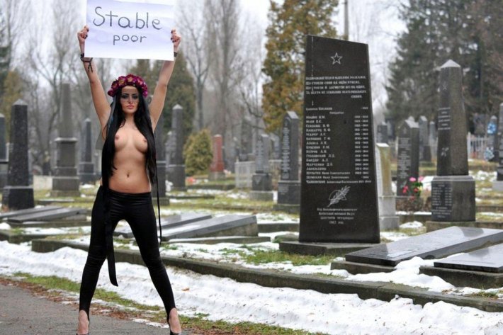 Голая фотосессия на кладбище