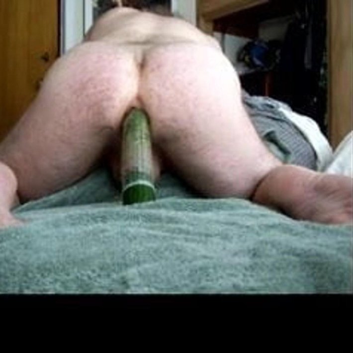 Огурцы в заднице у парня