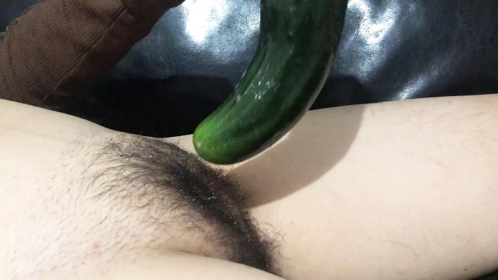 Девушка мастурбирует огурцом