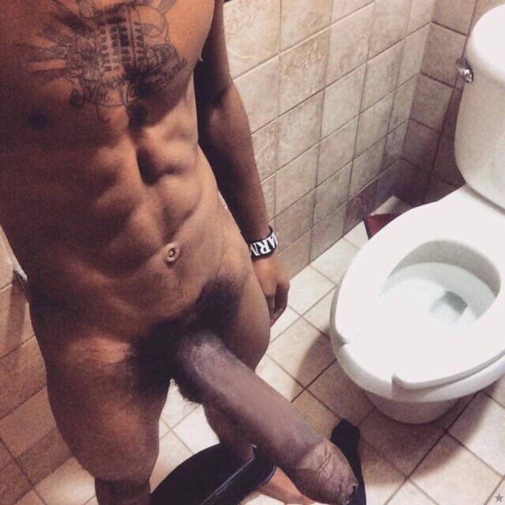 Огромный пенис в ванной