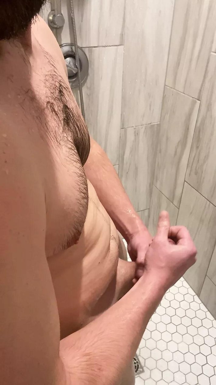 Мужчина моется в душе