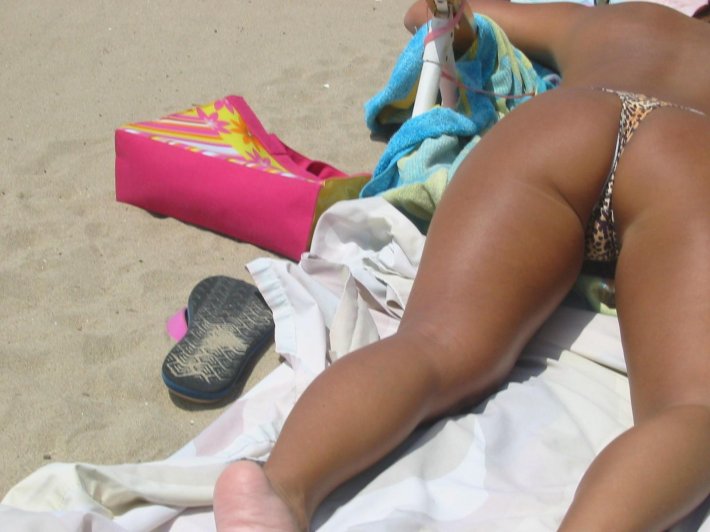 В стрингах на пляже