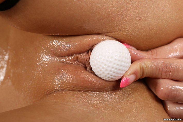 Теннисный мячик во влагалище