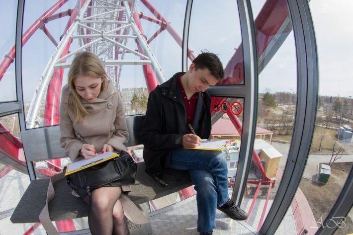 Девушка на колесе обозрения