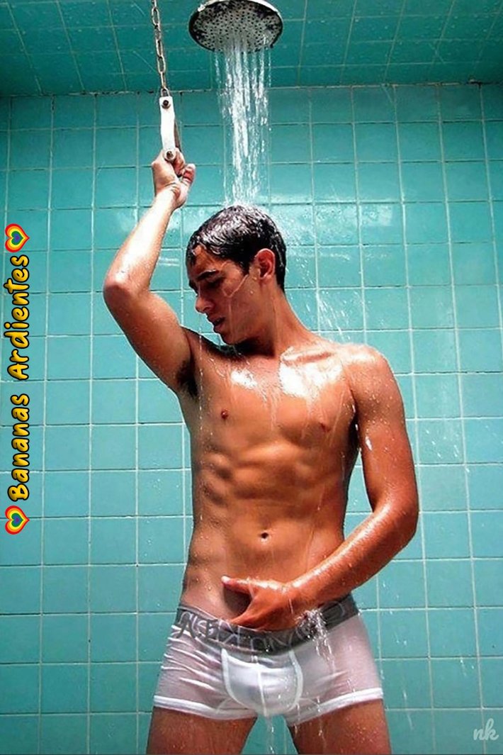 Голые парни в мокрых трусах