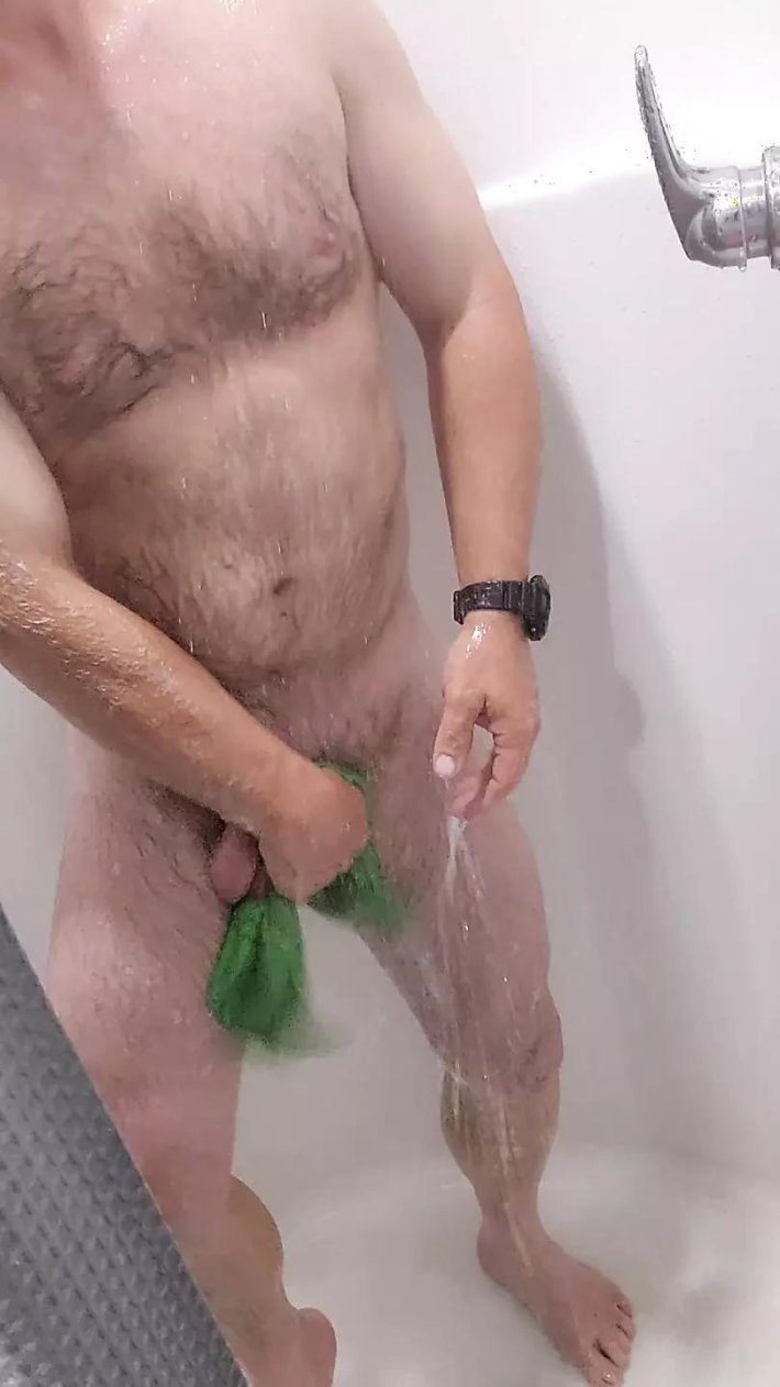 Мужчина моется в душе