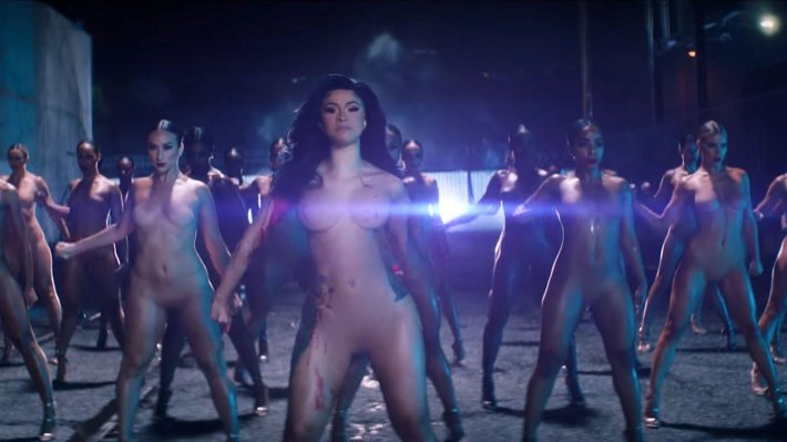 Голые девки в музыкальных клипах