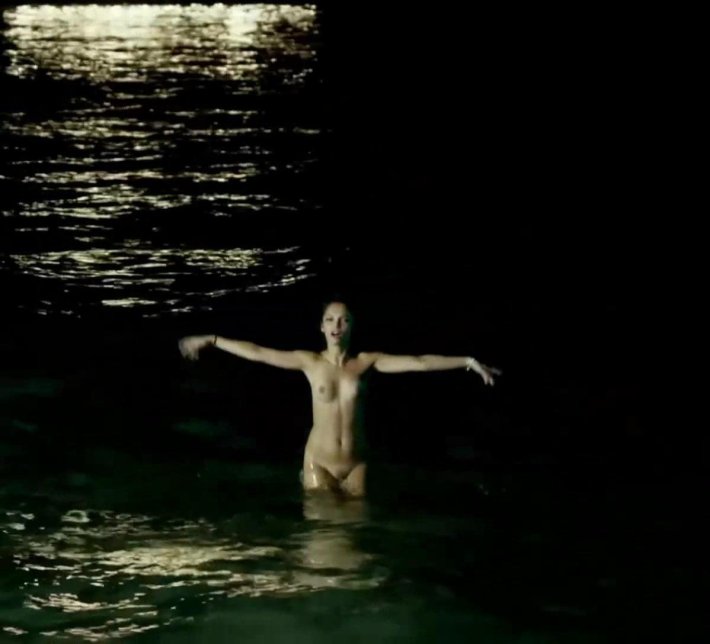 Алис Исааз Лола Ле Ланн голая