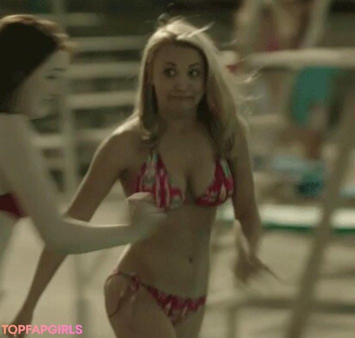 Эмили Осмент в бикини