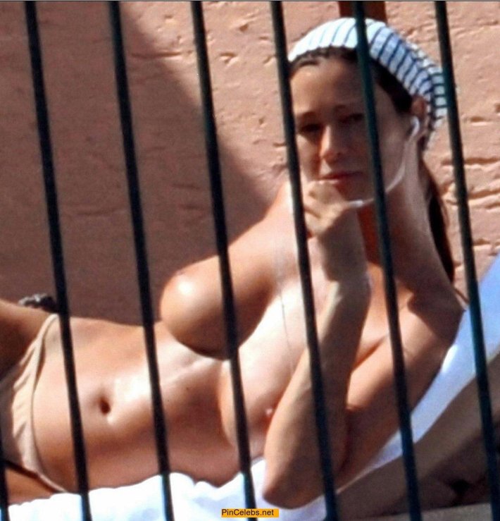 Мануэла Аркури топлесс