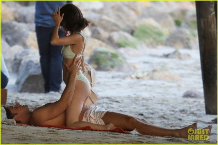 На пляже в бикини