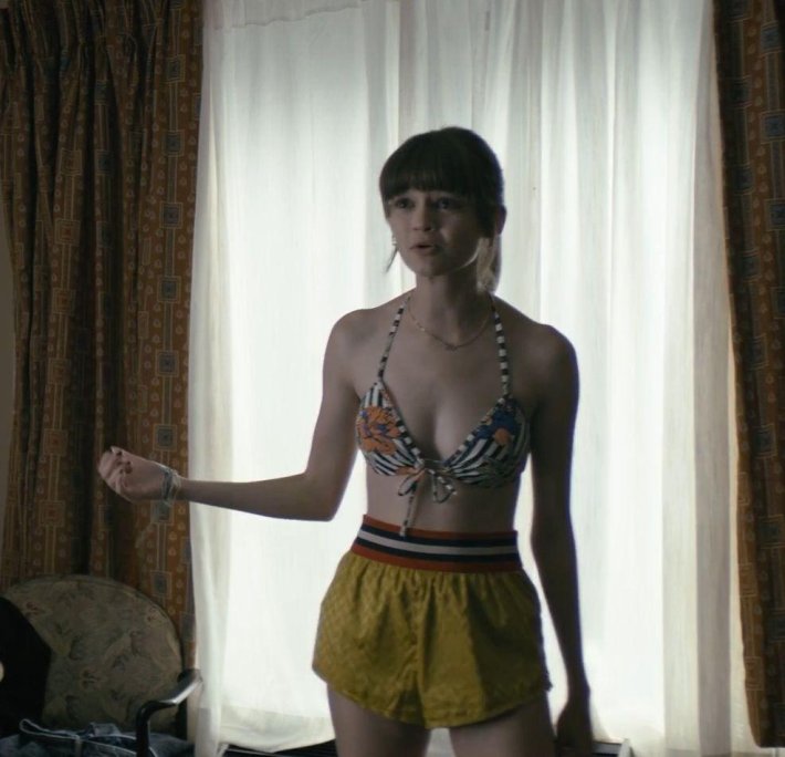 Сиэра Браво в сериале Уэйн в купальнике