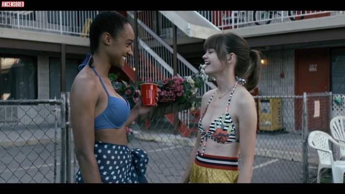 Сиэра Браво в купальнике Уэйн