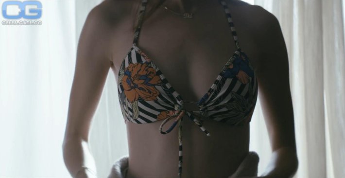 Сиэра Браво в сериале Уэйн в купальнике