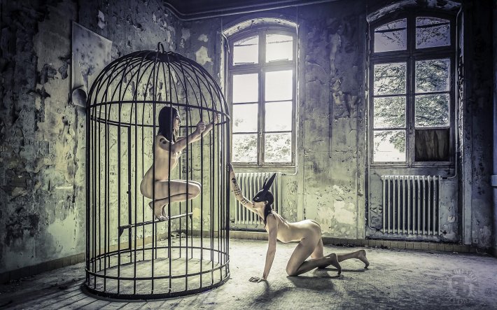 Девушка в клетке эротично