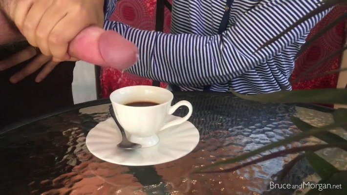 Кончающий член в чашку с кофе