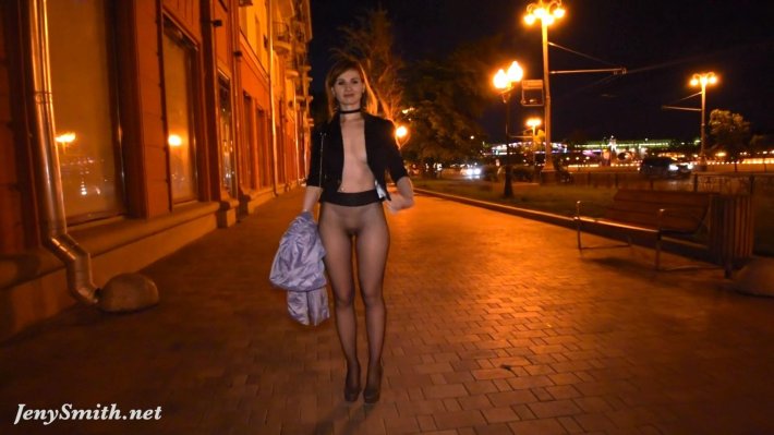 Дженни Смит на улице без трусов