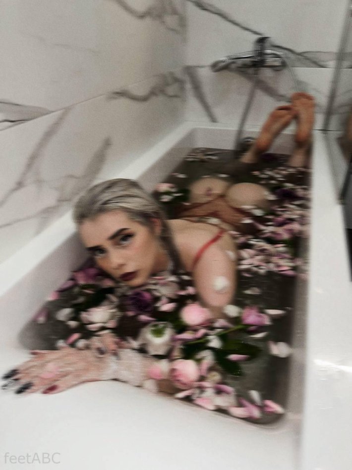 Света Соллар в ванне