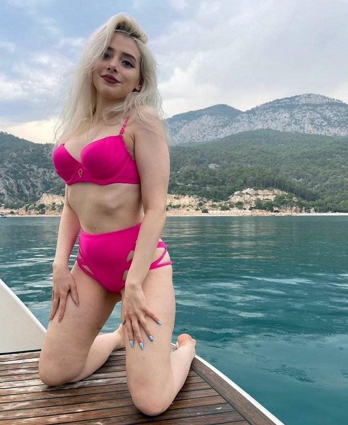 Света соллар в купальнике