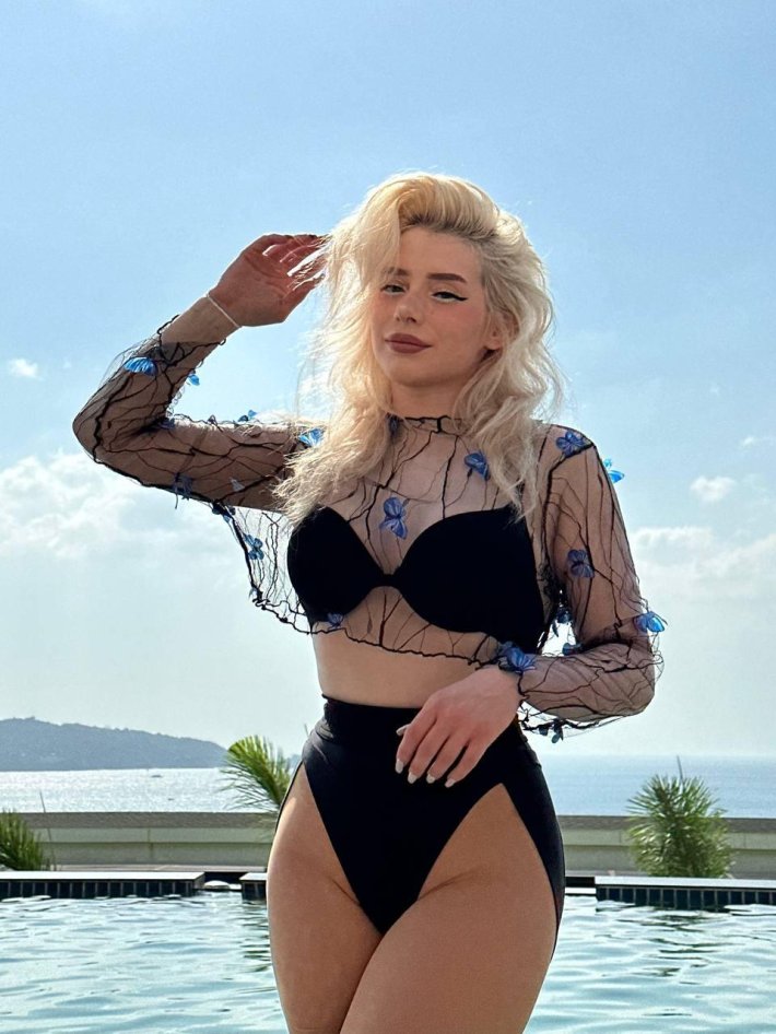 Света соллар в купальнике